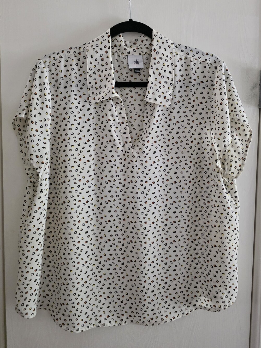 CAbi Cream Short-Sleeve Collared Blouse With Fun Pebble Print. Size L.